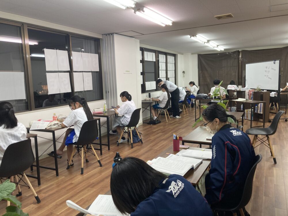 教室内の様子　富士市の通い放題の塾「STUDY BASE」